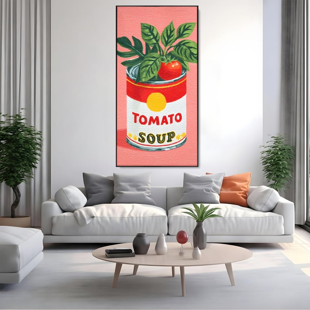 Tablou canvas cu pictura cu conserva de supa si rosie, in rama de aluminiu negru, pe perete intr-un living